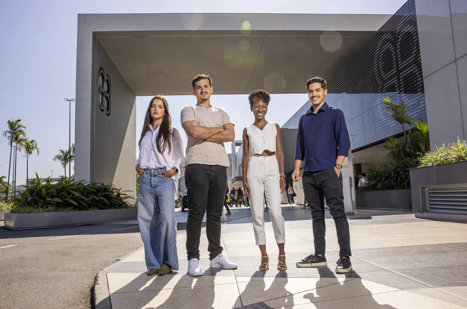 Colaboradores Multiplan em frente à fachada de um shopping center do grupo