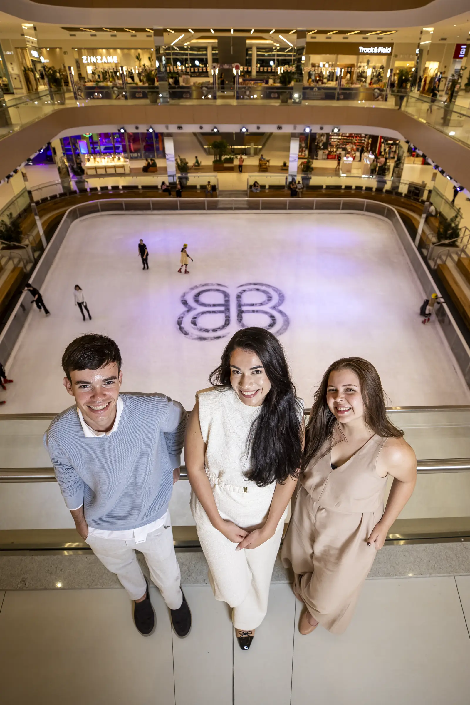 Jovens em uma pista de patinação dentro de um shopping Multiplan