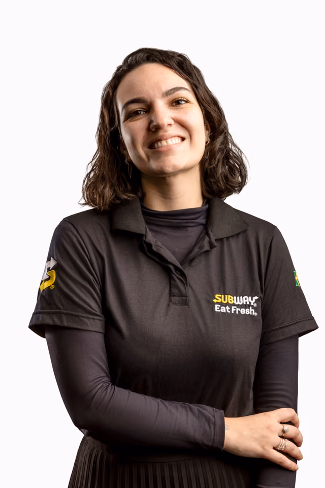 Profissional do Subway sorrindo; em seguida, a foto troca e ele(a) aparece com a sacola do Subway na cabeça